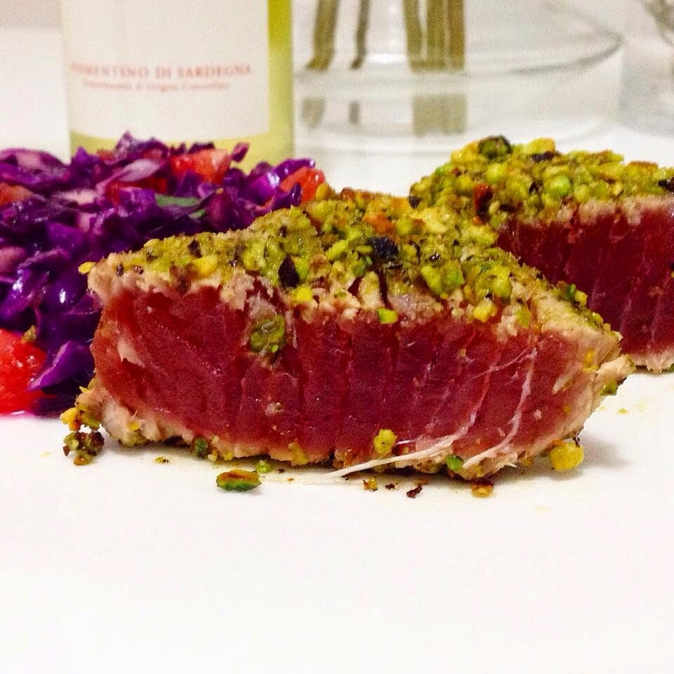 Filetto di tonno in crosta di pistacchi con insalata di cavolo, pompelmo e coriandolo