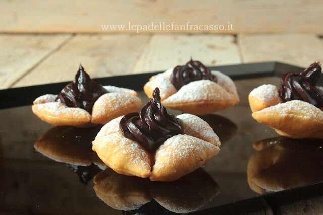 FIORELLINI FRITTI DI CARNEVALE CON CREMA AL CACAO