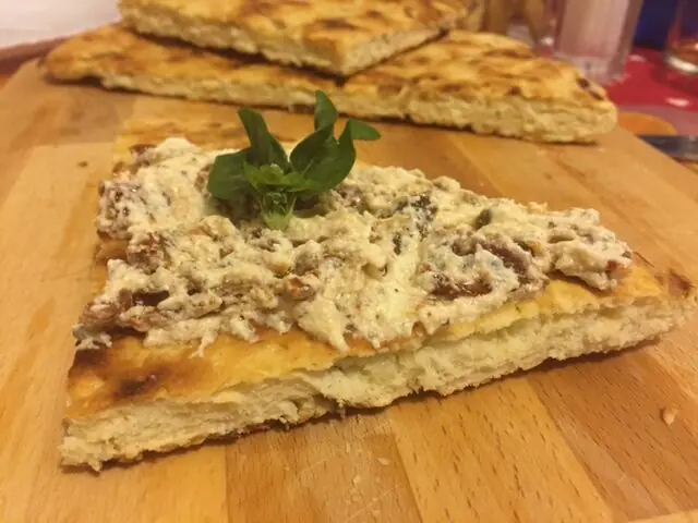 Focaccia di cipolle con ricotta e pomodori secchi