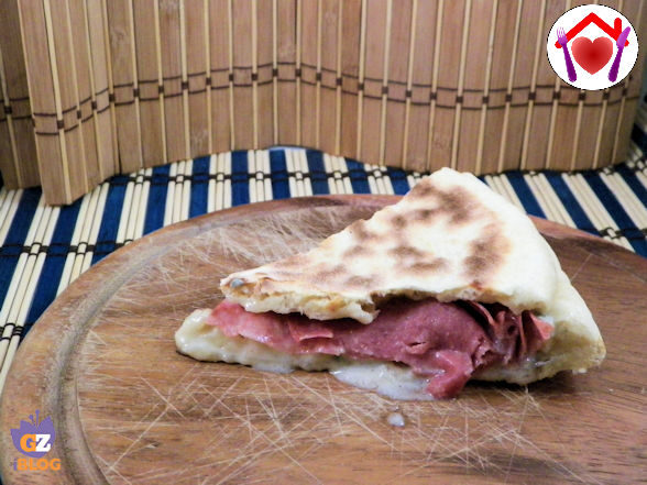 Focaccia in padella con gorgonzola e salame