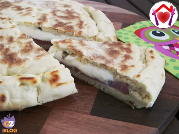 Focaccia in padella con mortadella e stracchino