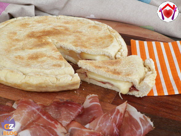 Focaccia in padella con speck e scamorza