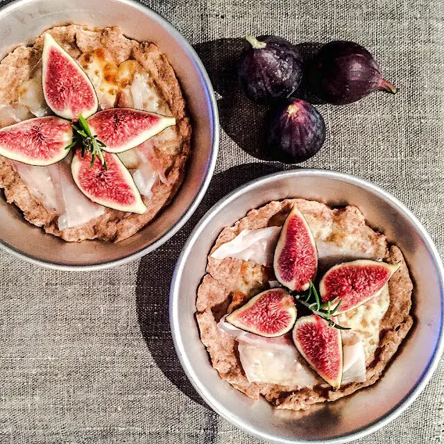 FOCACCINE AI CEREALI CON PECORINO, LARDO E FICHI