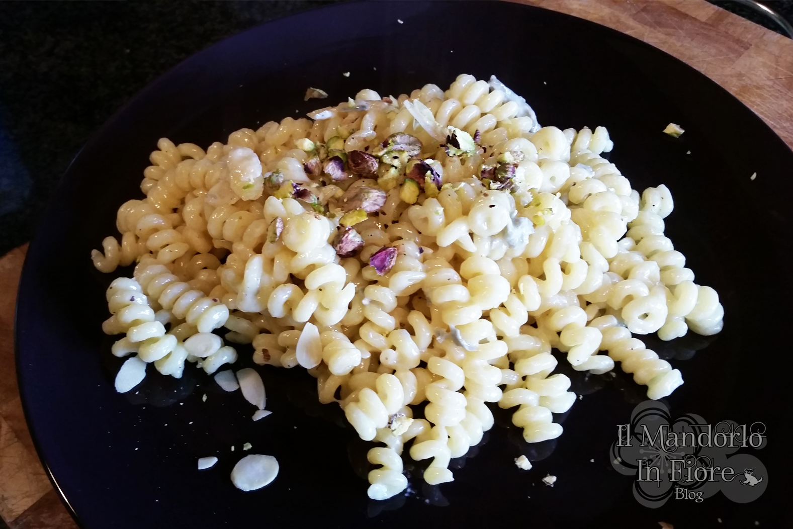fusilli bucati con crema di gorgonzola e pistacchi