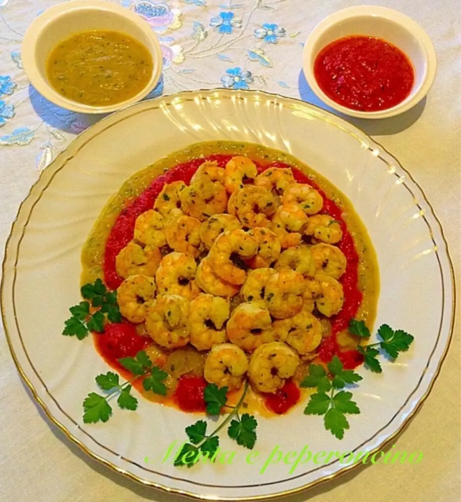 Gamberi al curry con salse ai peperoni