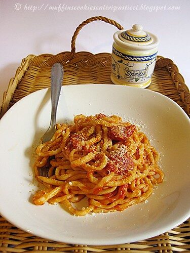 Gli stringozzi agli albumi con sugo all’aglione