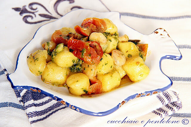gnocchi con gamberetti, pesto di zucchine e ciliegino secco
