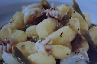 Gnocchi con seppie, fagiolini e rucola