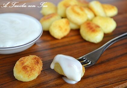 Gnocchi fritti con salsa al formaggio