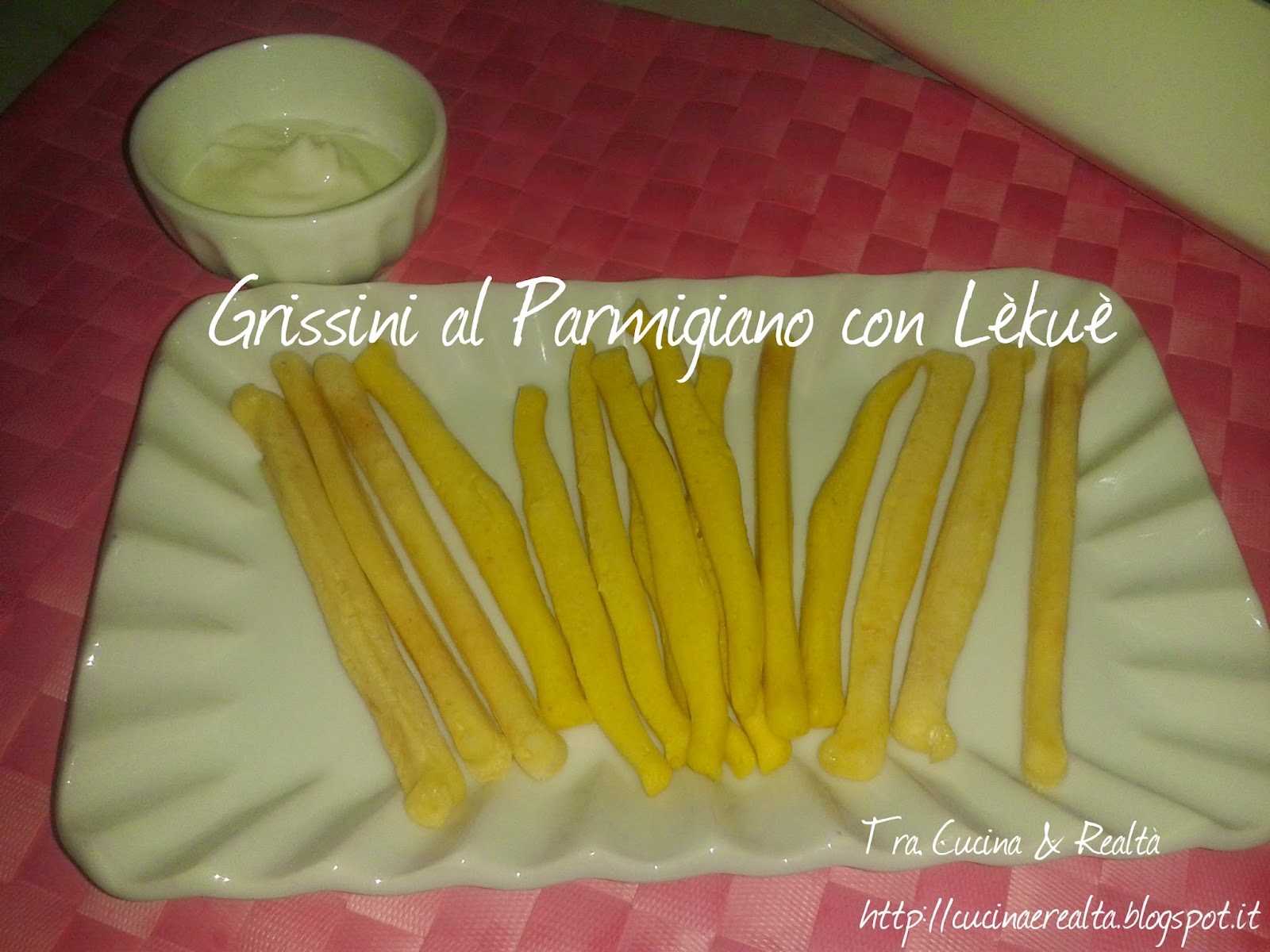 Grissini al Parmigiano e al Curry cotti al microonde e pronti in soli 5 minuti con Lèkuè