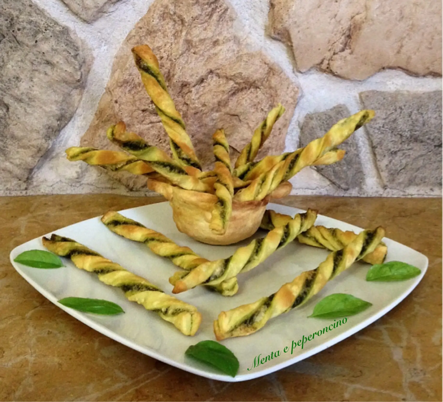 Grissini di brisè con salsa al basilico