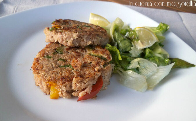 Hamburger di carne, zucchine e peperoni