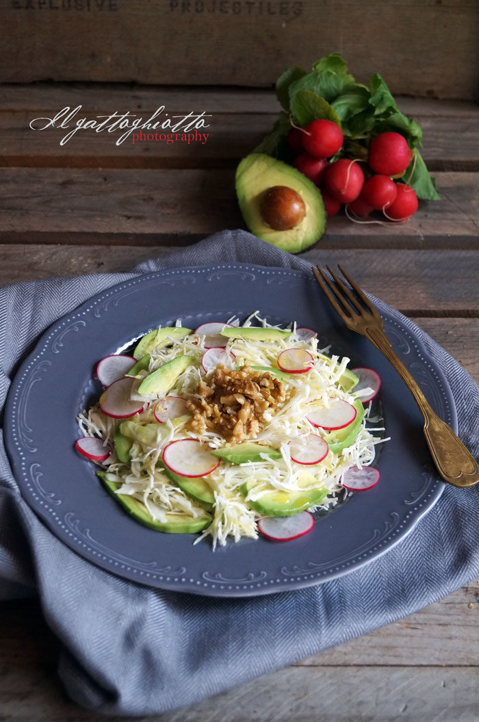Insalata di cavolo, avocado e noci con vinaigrette all’arancia rossa e miele