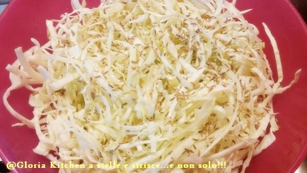 Insalata di Cavolo con Semi di Finocchietto di Gloria KitchenUSA
