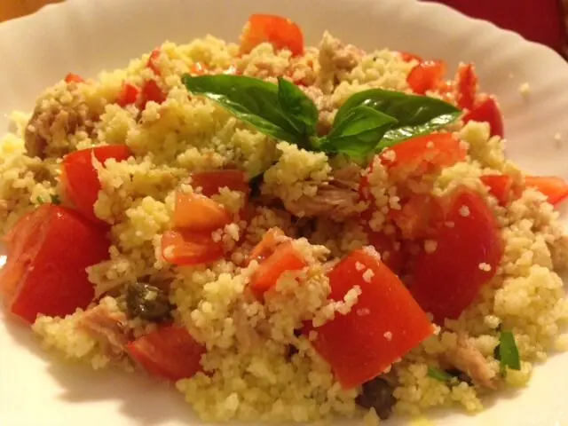 Insalata di couscous con pomodorini e tonno