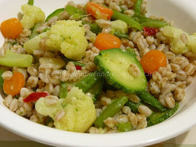 Insalata di farro, piselli e lenticchie con verdure