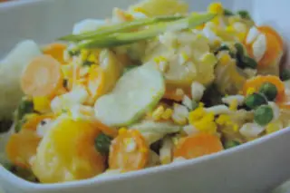 Insalata di patate, cetrioli e maionese