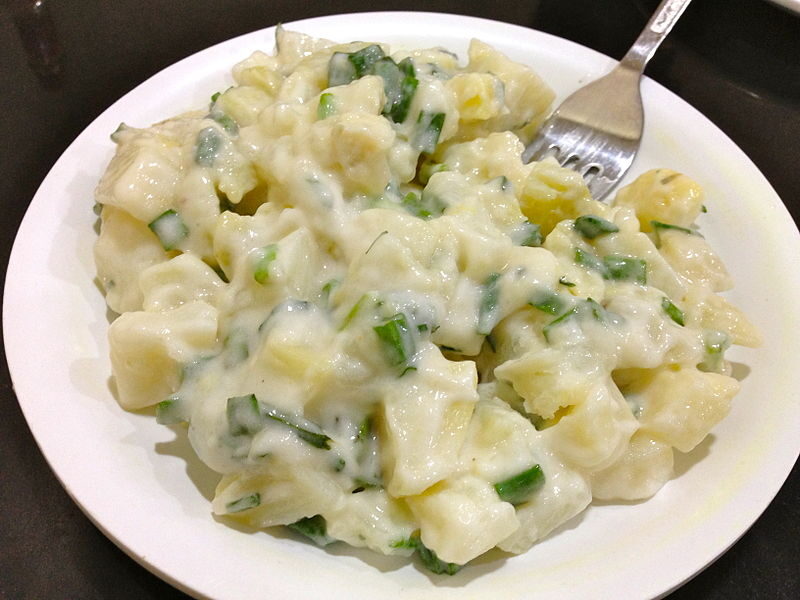 Insalata di patate con maionese ed erba cipollina
