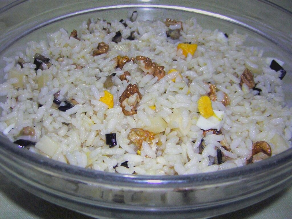 Insalata di riso con noci