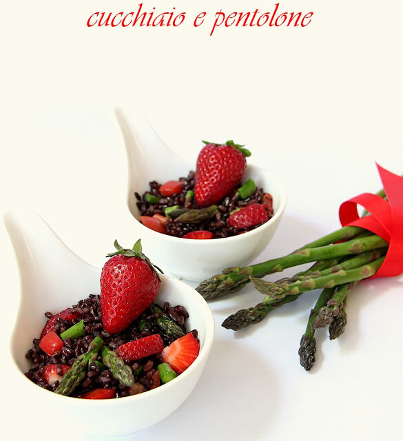 insalata di riso venere, fragole, asparagi e pomodori