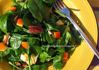 Insalata di spinacini, caco mela e noci pecan allo spumante