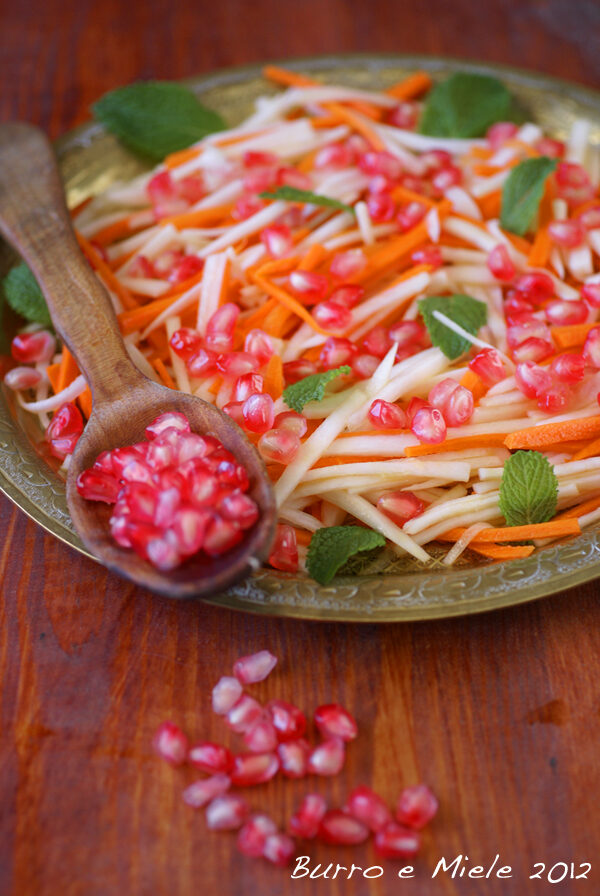 Insalata multicolore di rape, carote e melograno