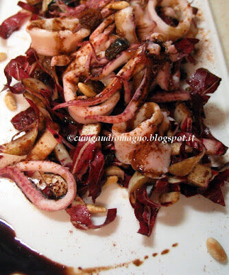 Insalata tiepida di calamari e radicchio con uvetta, pinoli e riduzione di balsamico
