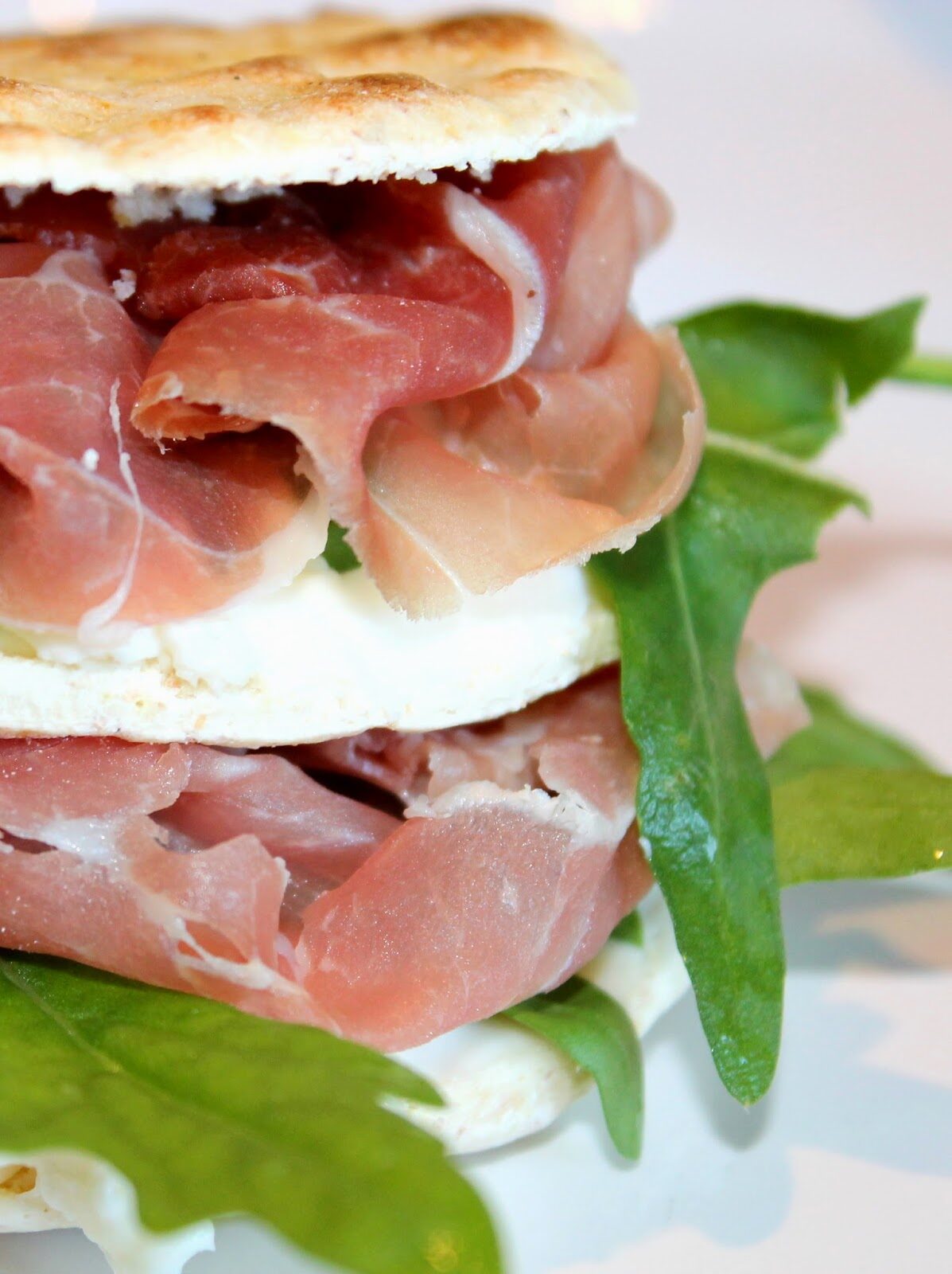 La Ricetta Originale della Piadina Romagnola e MilleFoglie con Crudo Squaquerone e Rucola