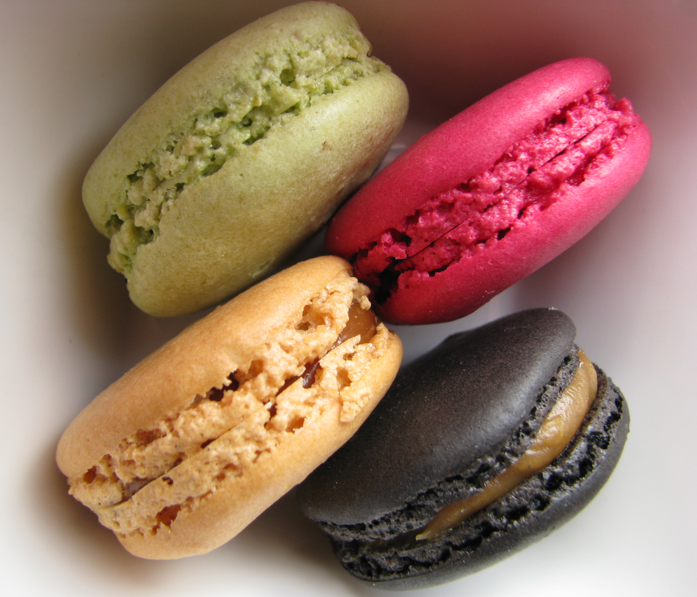 Macarons colorati: 4 gusti (limone, pistacchio, fragola e cioccolato)
