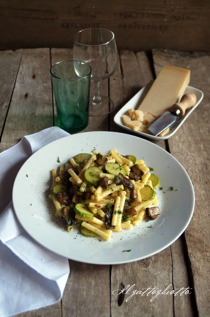 Maccheroncini con zucchini, funghi porcini e parmigiano