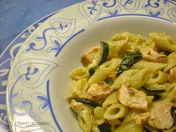 Mezze penne con zucchine e salmone