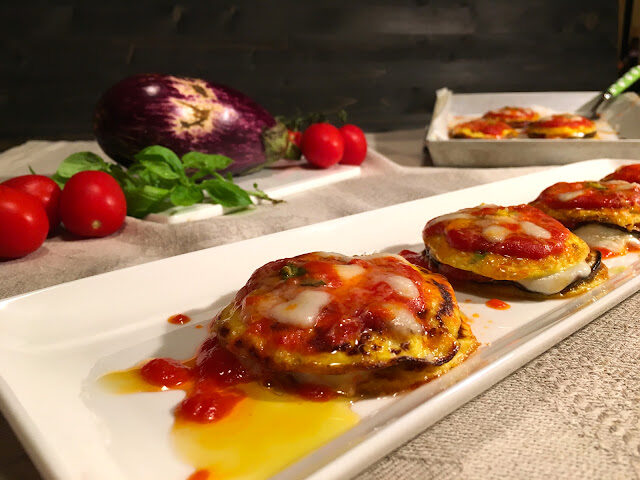 Millefoglie di frittatine e melanzane alla parmigiana.