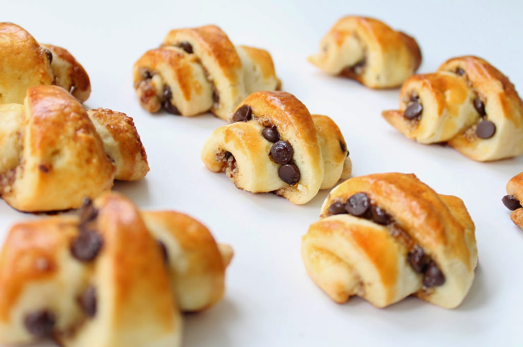 Mini croissant con nutella e gocce di cioccolato