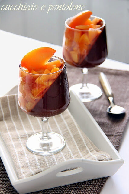 mousse al cioccolato e amaretti con pesche caramellate