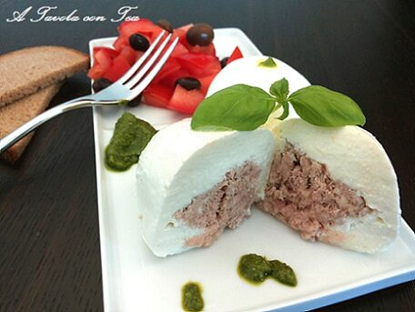 Mozzarella ripiena di Tonno con salsa al Pesto!