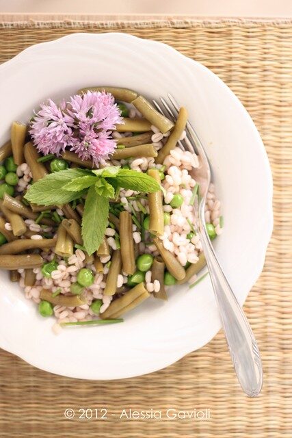 Orzo con fagiolini, piselli e erba cipollina