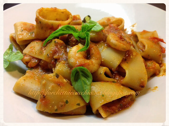 Paccheri con mazzancolle, pesto e pomodorini