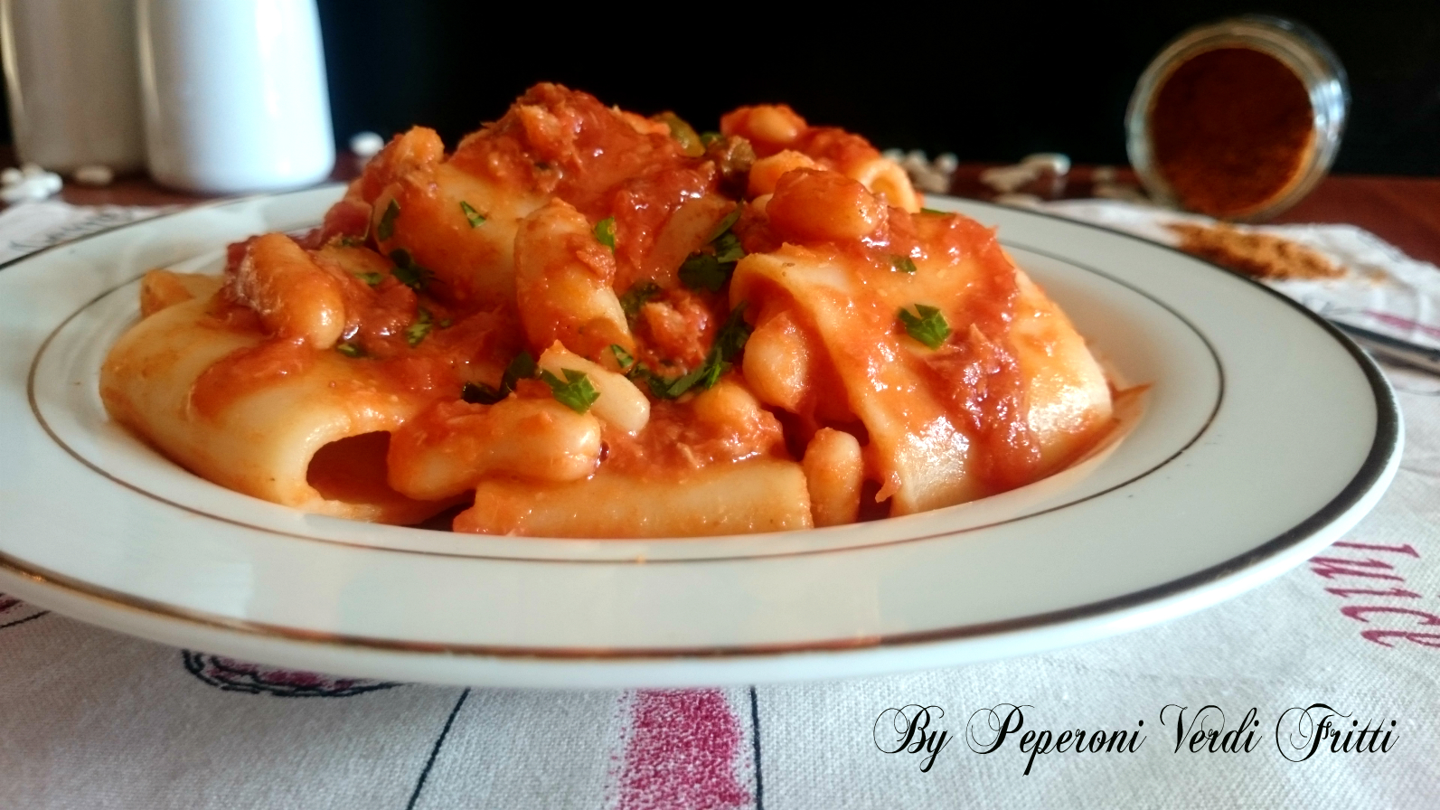 Paccheri con ragù di tonno fagioli cannellini e bottarga di muggine