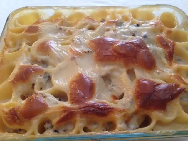 Paccheri ripieni al forno con funghi e salsiccia