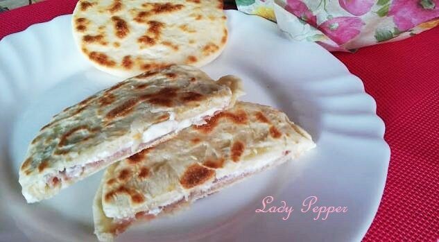 Pane indiano naan farcito
