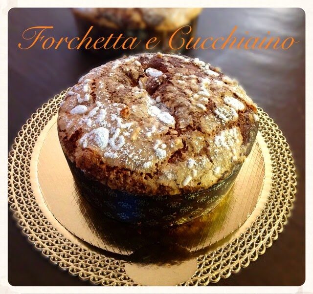 Panettone basso glassato alle mandorle con uvetta e frutti di bosco