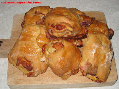 Panini napoletani con peperoni e pancetta