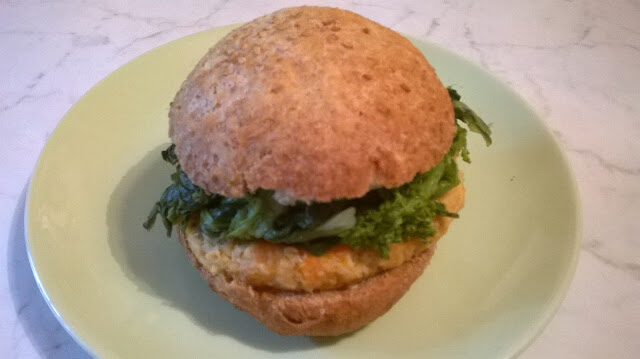 PANINO FARCITO CON BURGER DI SOIA AL FINOCCHIO E CIME DI RAPA