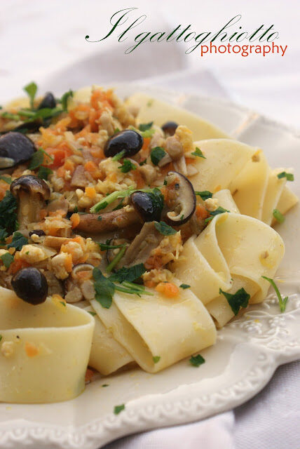 Pappardelle al germe di grano con funghi pioppini e ragù leggero di pollo
