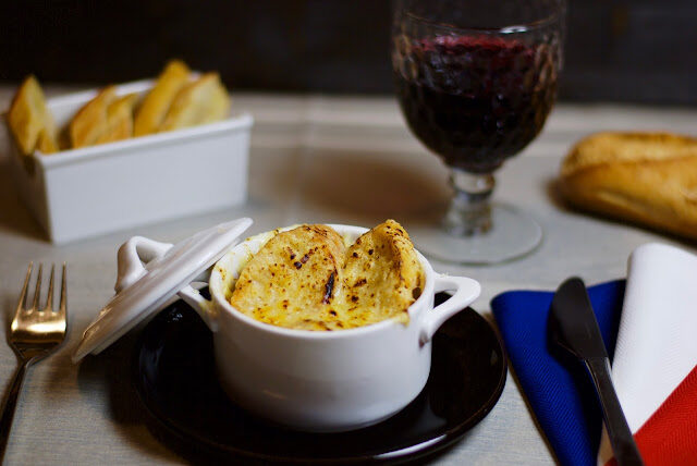 Parigi nel cuore e nel piatto: le Soup à l’oignon gratinée