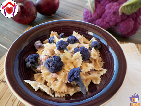 Pasta con cipolla rossa e cavolfiore viola