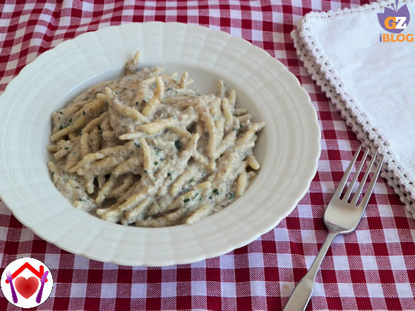 Pasta con crema di funghi e ricotta