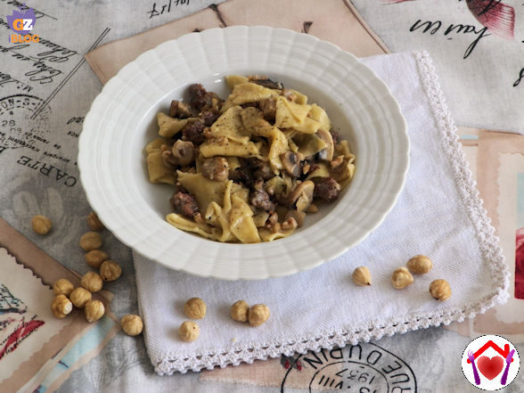 Pasta con salsiccia, funghi champignon e nocciole