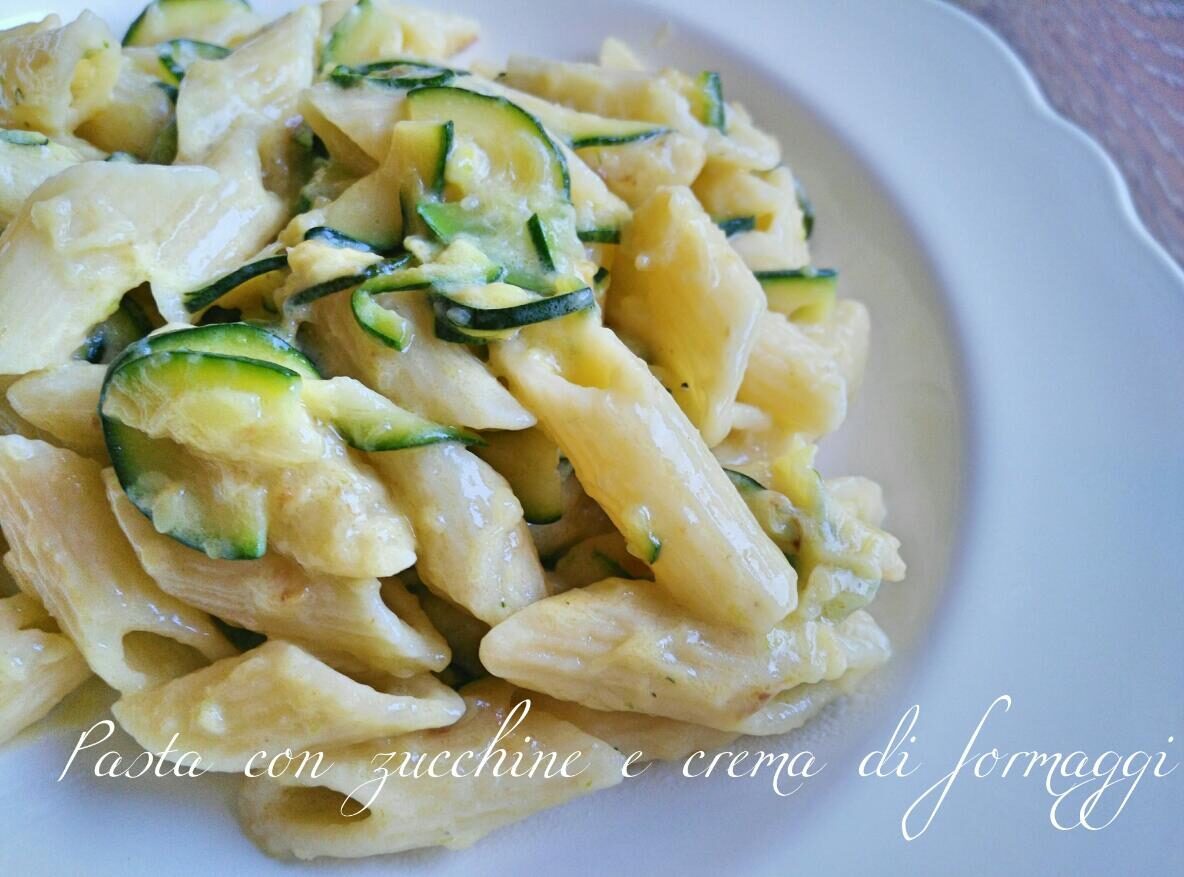 Pasta con zucchine e crema di formaggi