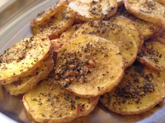 Patate alle erbe aromatiche al forno